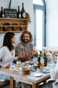 Gäste im Bio-Restaurant Einkehr