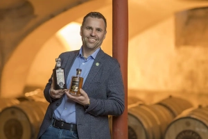 Markus Trinker mit Word Spirits Award Gewinner Bio Hopfen Gin & Bio Single Malt Whisky