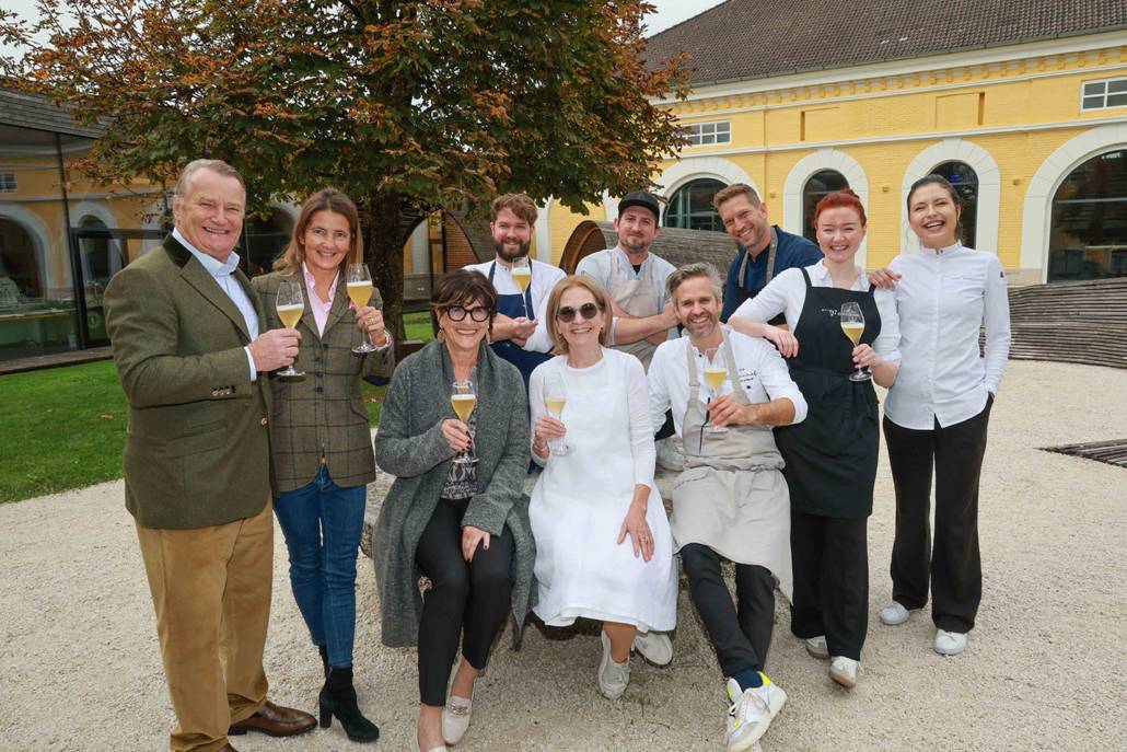 Wildshut-Gründer Heinrich Dieter und Alessandra Kiener, Wildshut-Küchenchef und kulinarischer Gastgeber Stefan Sigl, Sternekoch Dominik Wachter (Prien am Chiemsee), "cook your life"-Erfinder Didi Maier, die jüngste Haubenköchin Viktoria Fahringer und "Patissìere des Jahres" Jaimy Reisinger. sitzend v.l.: Medizinerin und Zellexpertin Theresia Maier-Dobersberger, die Pionierin der Haut Cuisine Johanna Maier sowie Spitzenkoch Vitus Winkler.