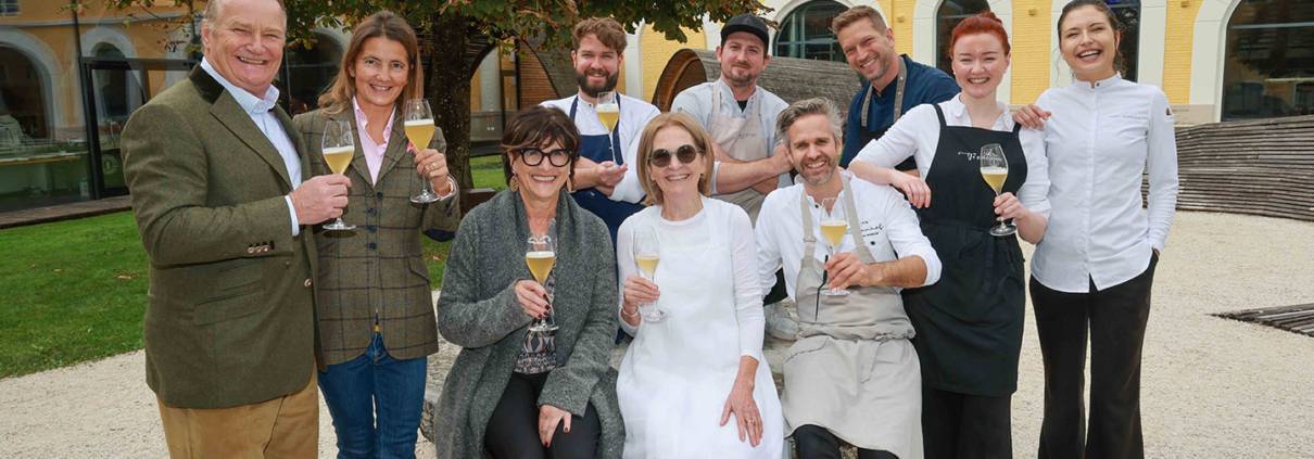 Wildshut-Gründer Heinrich Dieter und Alessandra Kiener, Wildshut-Küchenchef und kulinarischer Gastgeber Stefan Sigl, Sternekoch Dominik Wachter (Prien am Chiemsee), "cook your life"-Erfinder Didi Maier, die jüngste Haubenköchin Viktoria Fahringer und "Patissìere des Jahres" Jaimy Reisinger. sitzend v.l.: Medizinerin und Zellexpertin Theresia Maier-Dobersberger, die Pionierin der Haut Cuisine Johanna Maier sowie Spitzenkoch Vitus Winkler.
