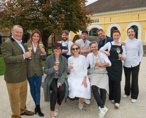 Wildshut-Gründer Heinrich Dieter und Alessandra Kiener, Wildshut-Küchenchef und kulinarischer Gastgeber Stefan Sigl, Sternekoch Dominik Wachter (Prien am Chiemsee), "cook your life"-Erfinder Didi Maier, die jüngste Haubenköchin Viktoria Fahringer und "Patissìere des Jahres" Jaimy Reisinger. sitzend v.l.: Medizinerin und Zellexpertin Theresia Maier-Dobersberger, die Pionierin der Haut Cuisine Johanna Maier sowie Spitzenkoch Vitus Winkler.